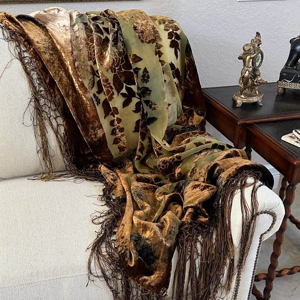 Elegant throw with Fringe
